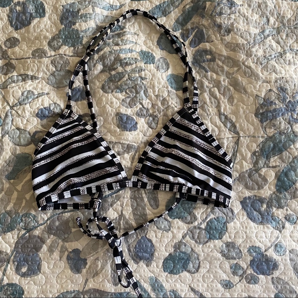 B&W PATTERNED TRIANGLE JOLYN BIKINI TOP